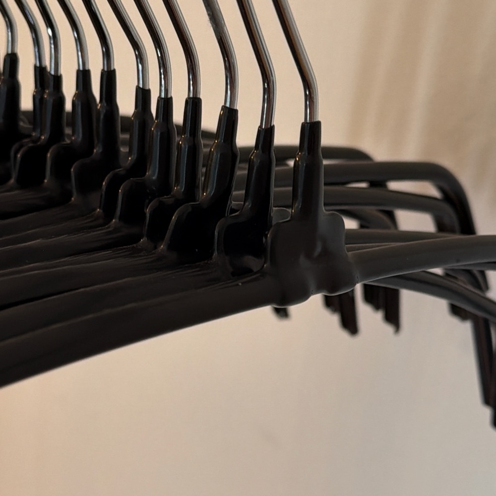Chico’s Set of 20 Metal Top Rubberized Slim Black Non-Slip Clothing Hanger - Picture 5 of 5